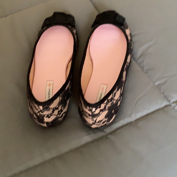 Isaac Mizrahi Live flats sz 8 m black lace patterned black bow - Picture 2 of 10